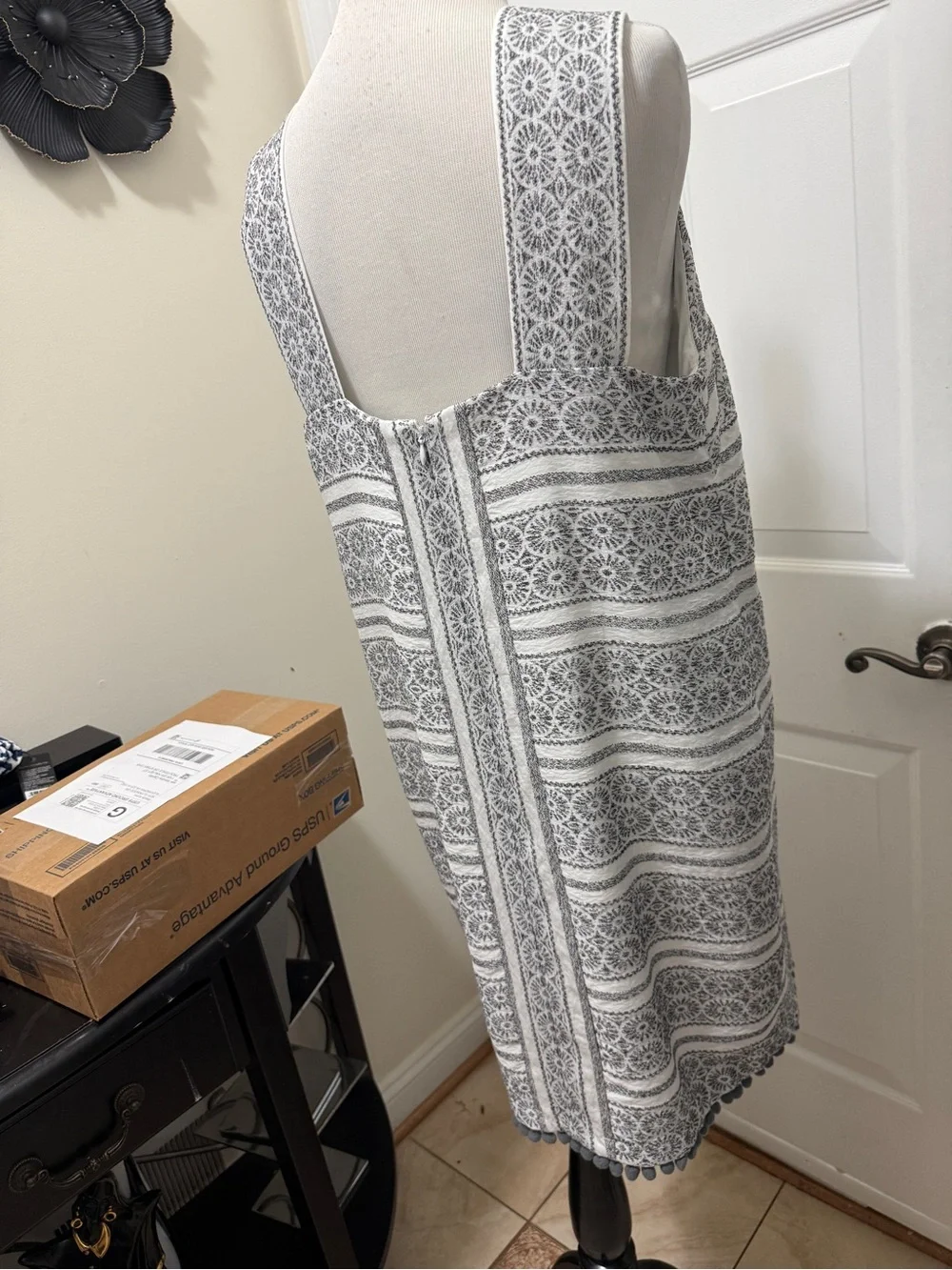 MAGGY LONDON Gray and White Lace-Pattern Shift Dress with small pom-pom - Picture 7 of 13